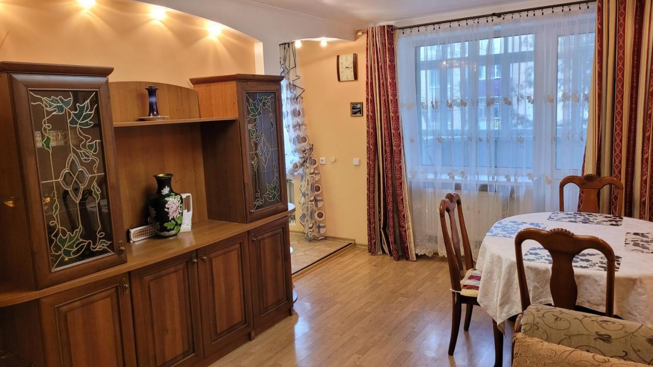 Апартаменти На Проспекті. Khmel'nyts'kyy Exterior photo